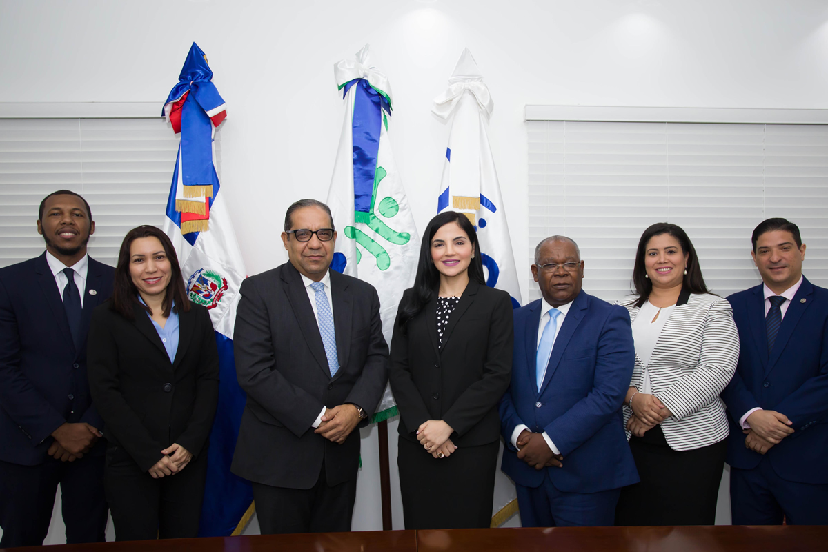 Directora Ejecutiva del INAIPI, Berlinesa Franco, y el viceministro del MAP, Carlos Manzano, junto a funcionarios de ambas instituciones