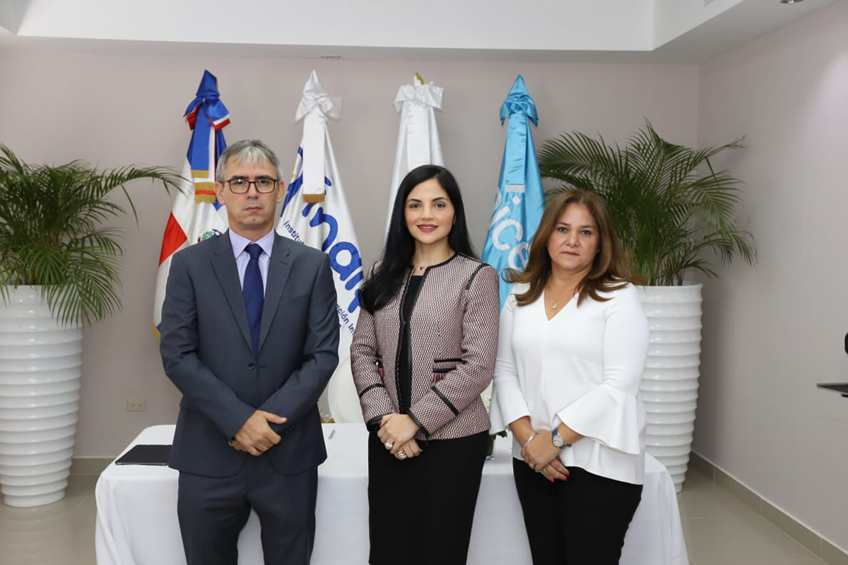 Eduardo Gallardo, representante adjunto de UNICEF en la República Dominicana; Berlinesa Franco, directora ejecutiva de INAIPI y Grace Cahón, vicerrectora de UNIBE