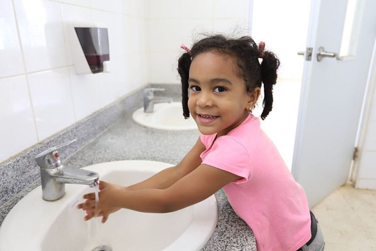 Niña lavándose las manos
