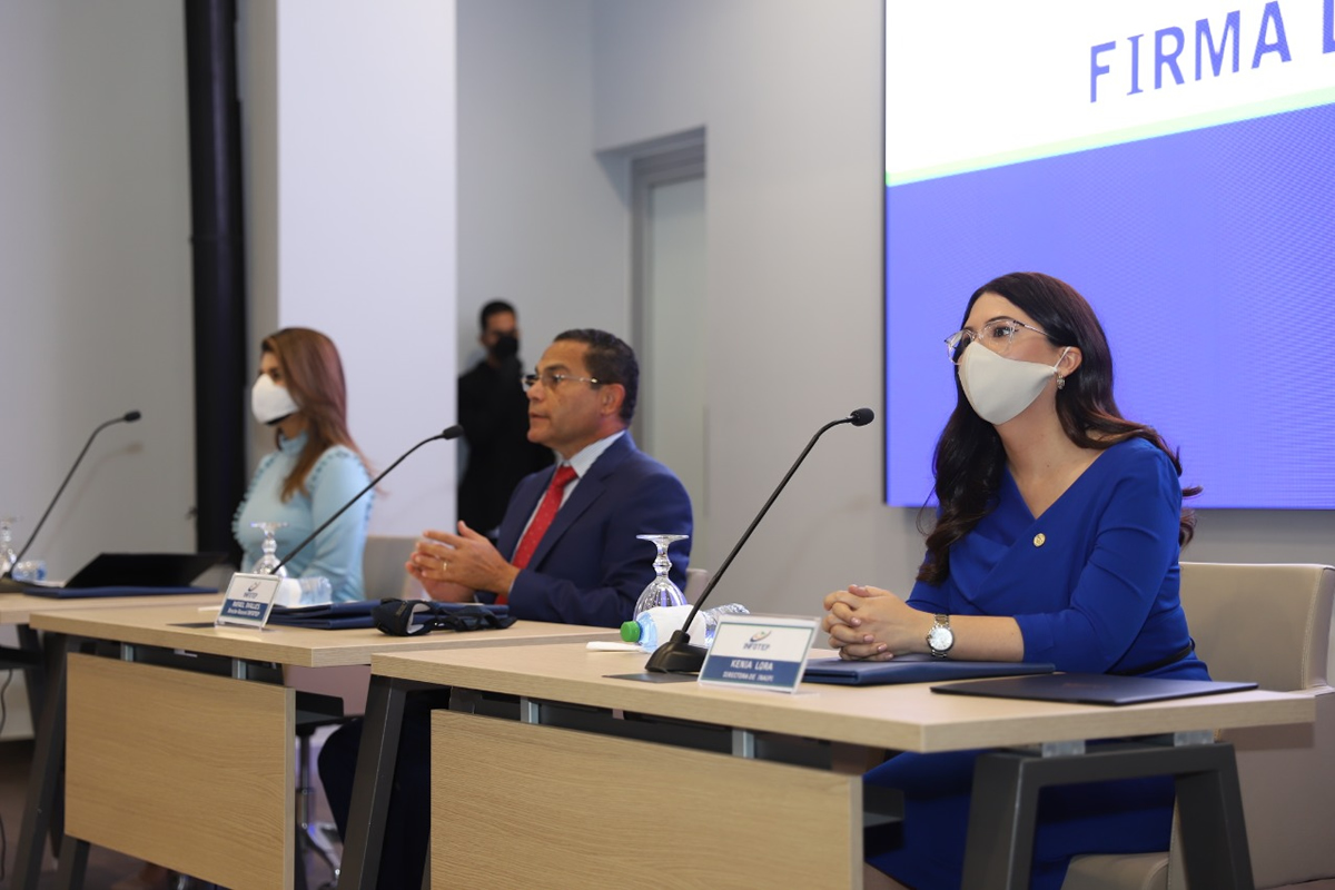 Grayddy Cuello, presidenta ejecutiva del Conani, Rafael Ovalles, director general del Infotep, y Kenia Lora, directora ejecutiva del Inaipi.