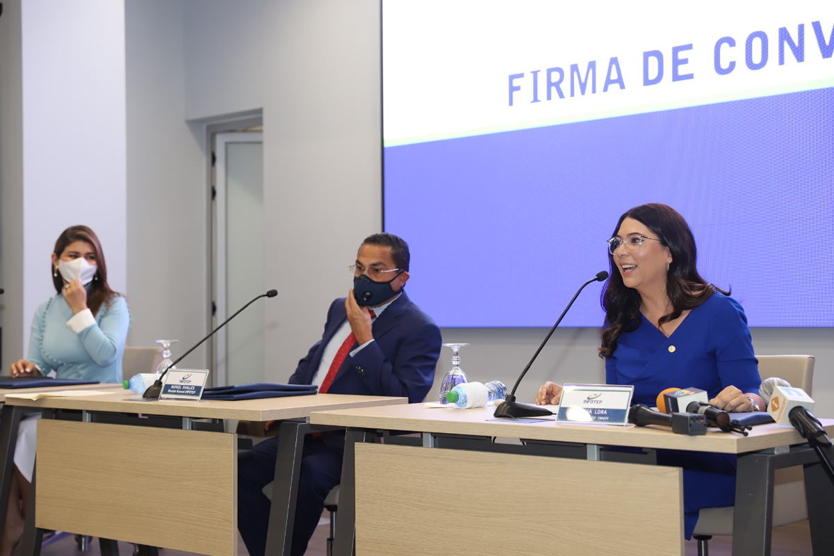 Grayddy Cuello, presidenta ejecutiva del Conani, Rafael Ovalles, director general del Infotep, y Kenia Lora, directora ejecutiva del Inaipi.