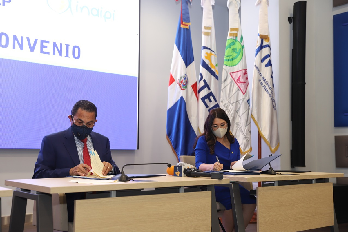 Grayddy Cuello, presidenta ejecutiva del Conani, Rafael Ovalles, director general del Infotep, y Kenia Lora, directora ejecutiva del Inaipi.