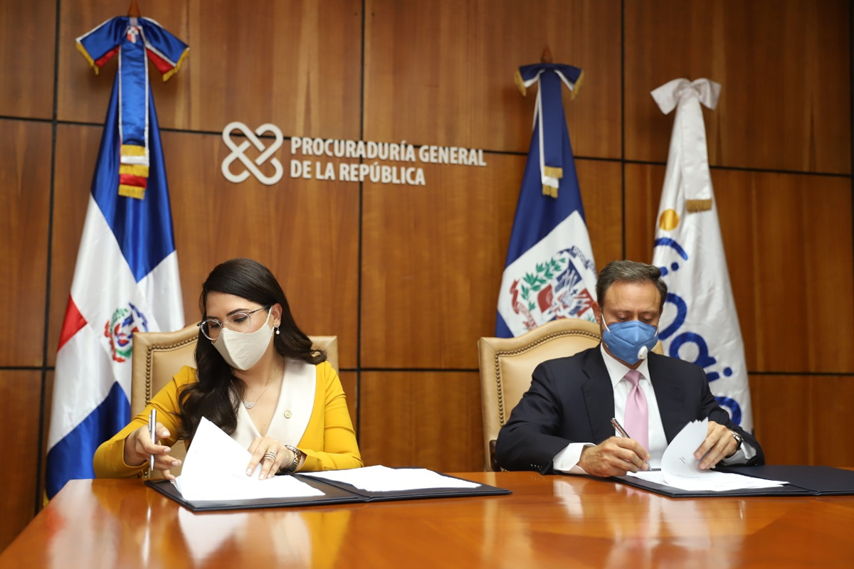 El procurador general, Jean Rodríguez, y la directora del INAIPI, Kenia Ivet Lora Abreu, durante la firma del acuerdo que busca fortalecer el Sistema de Protección de los Derechos de los Niños y Niñas.