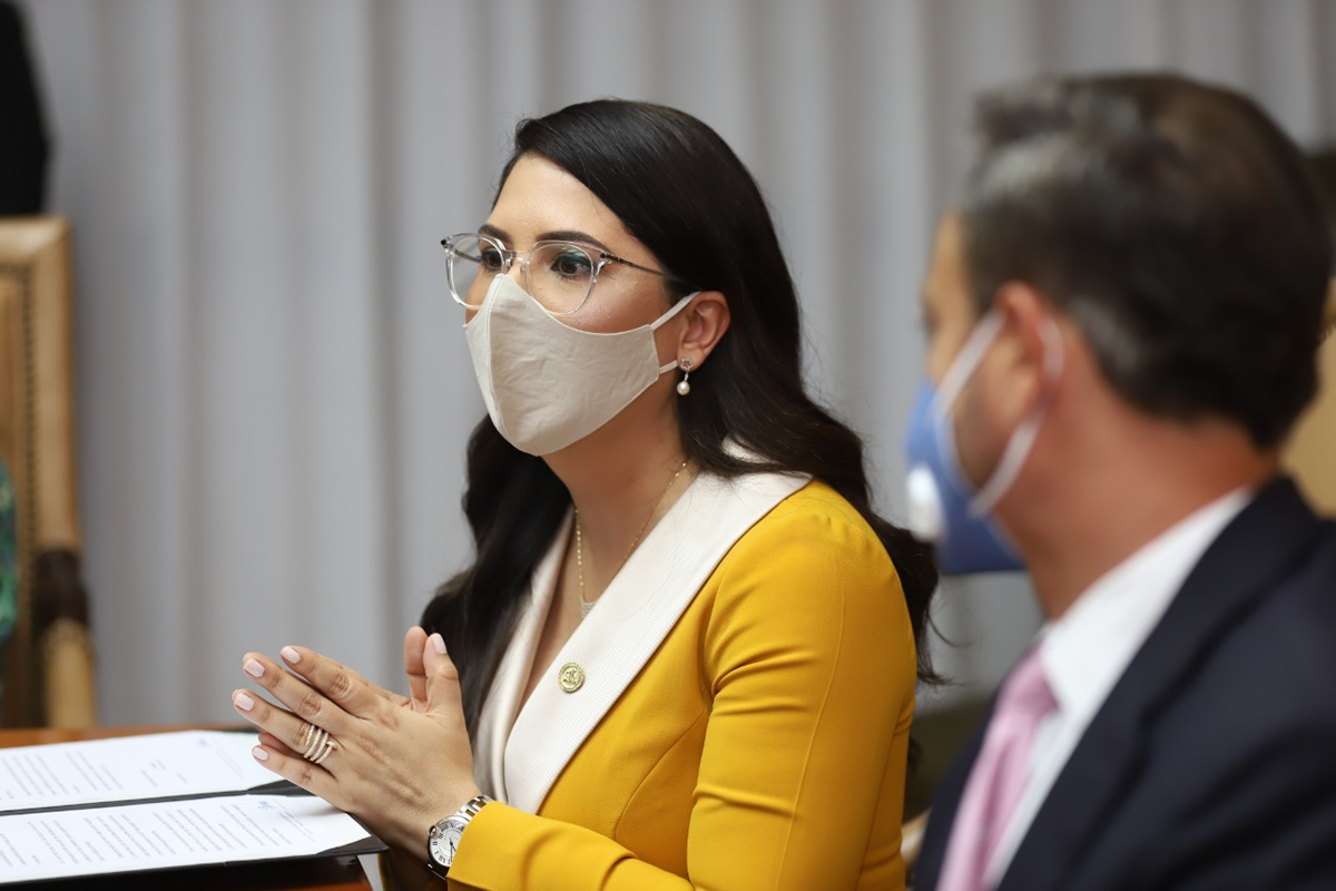 La directora del INAIPI, Kenia Ivet Lora Abreu, durante la firma del acuerdo