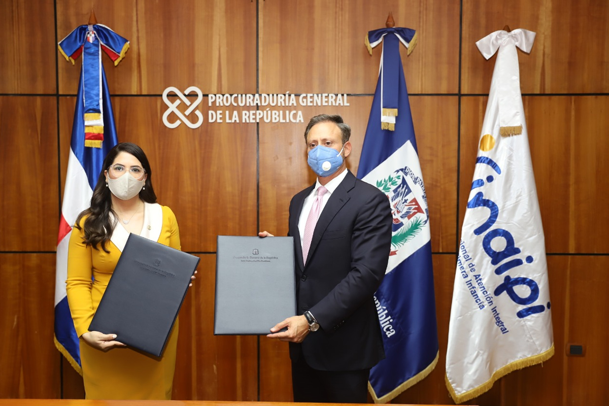 El procurador general, Jean Rodríguez, y la directora del INAIPI, Kenia Ivet Lora Abreu, durante la firma del acuerdo que busca fortalecer el Sistema de Protección de los Derechos de los Niños y Niñas.