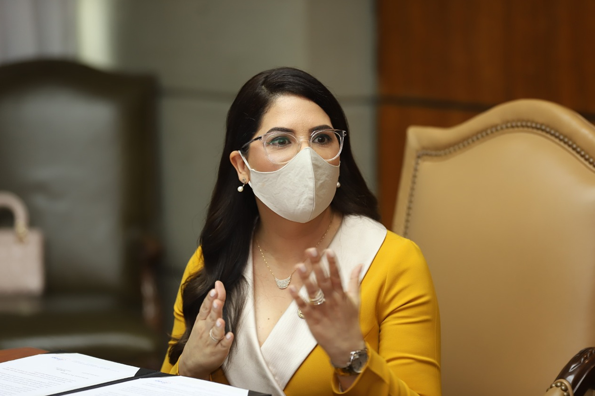 La directora del INAIPI, Kenia Ivet Lora Abreu, durante la firma del acuerdoL