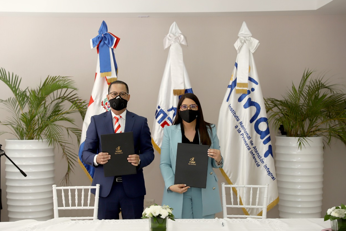El ingeniero Jorge Minaya (por el INEFI) y Kenia Lora  (por el INAIPI) en la firma del convenio