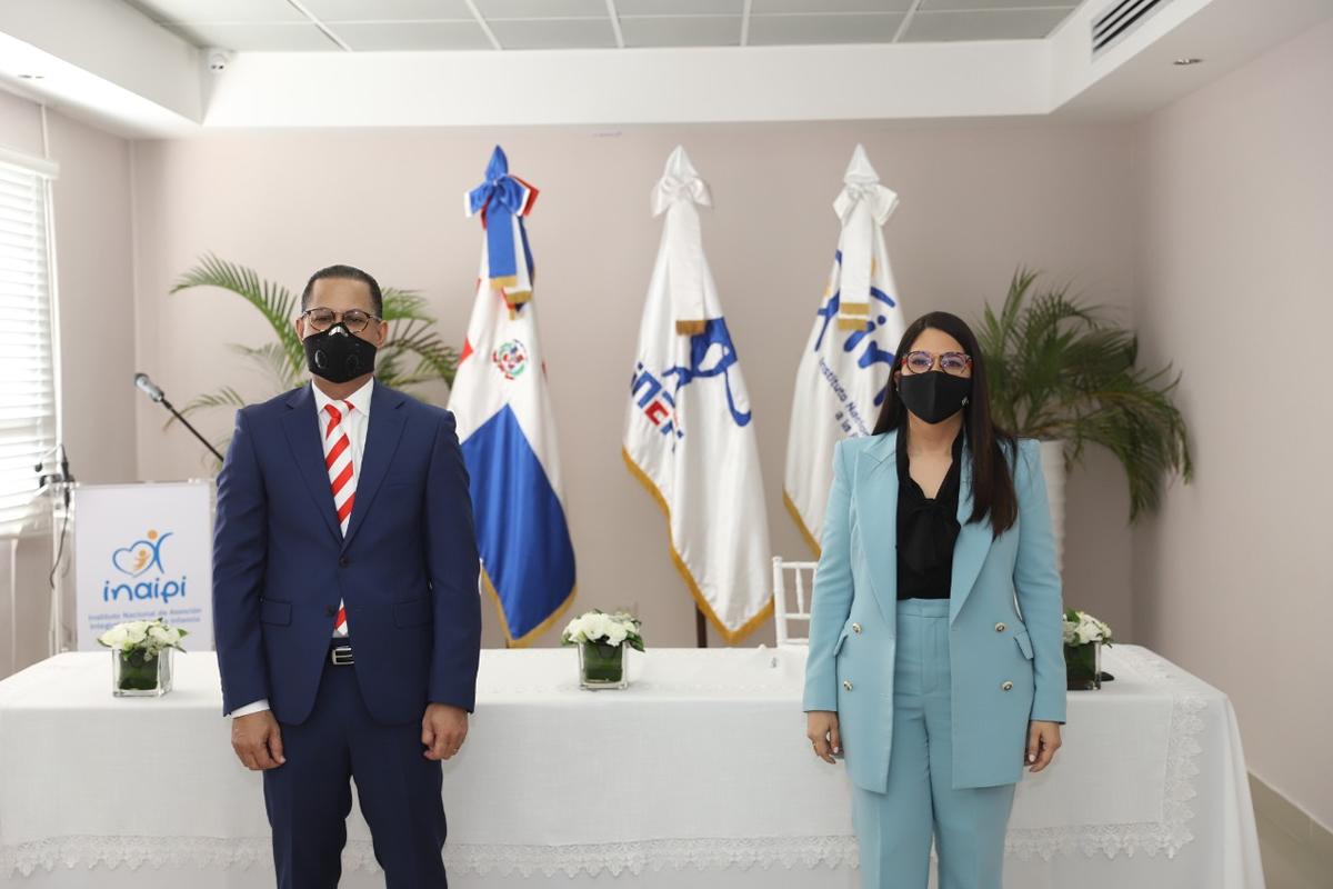 El ingeniero Jorge Minaya (por el INEFI) y Kenia Lora  (por el INAIPI) en la firma del convenio