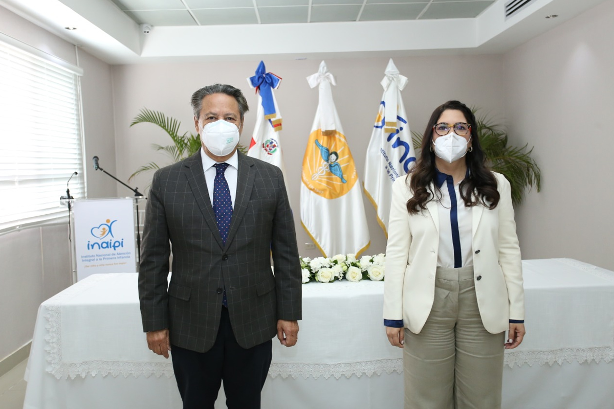 Marcos Díaz Guillén,  presidente de la Sociedad Dominicana de Pediatría y Kenia Lora, directora ejecutiva del INAIPI