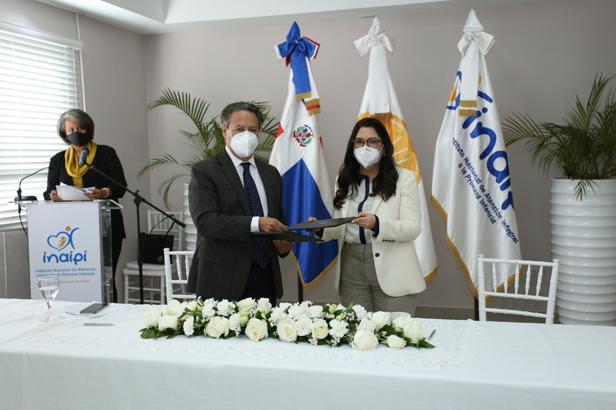 Marcos Díaz Guillén,  presidente de la Sociedad Dominicana de Pediatría y Kenia Lora, directora ejecutiva del INAIPI