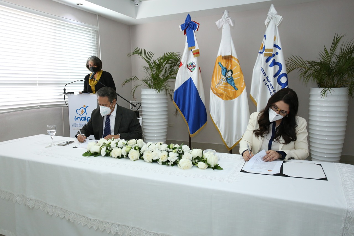 ​Marcos Díaz Guillén,  presidente de la Sociedad Dominicana de Pediatría y Kenia Lora, directora ejecutiva del INAIPI firman  el acuerdo