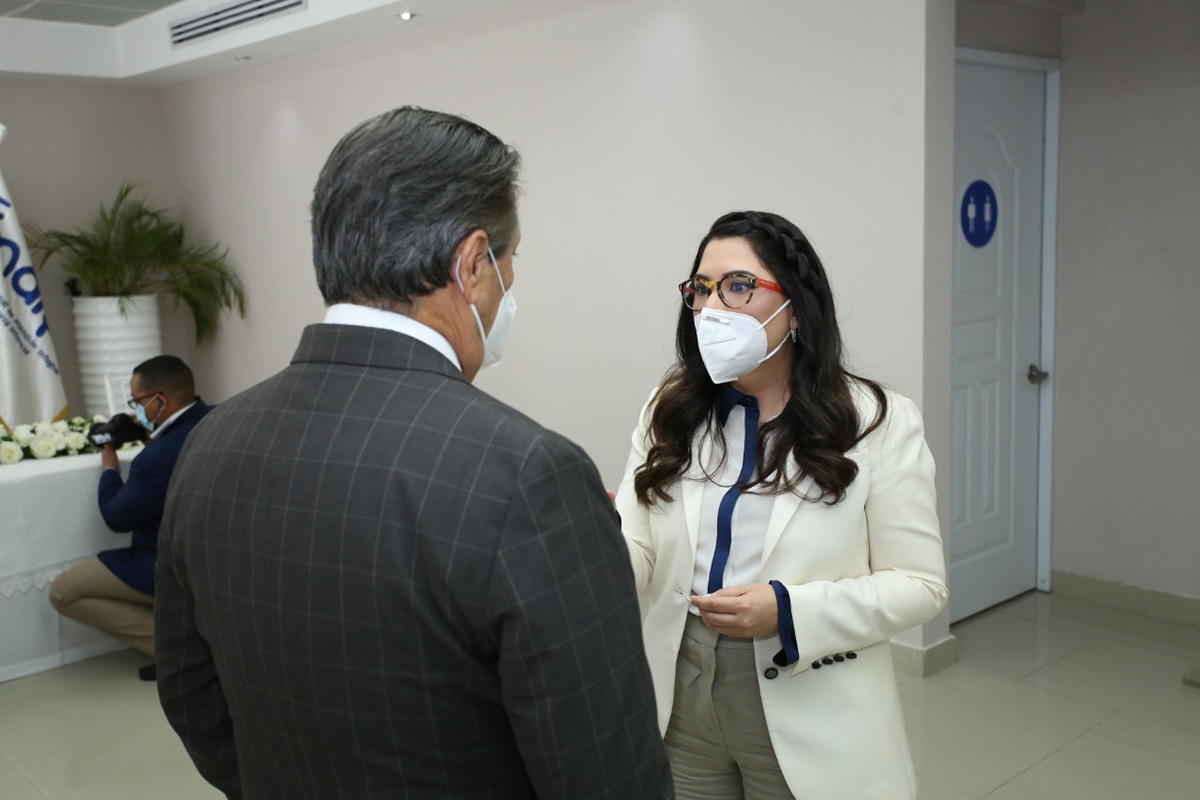 ​Marcos Díaz Guillén,  presidente de la Sociedad Dominicana de Pediatría y Kenia Lora, directora ejecutiva del INAIPI