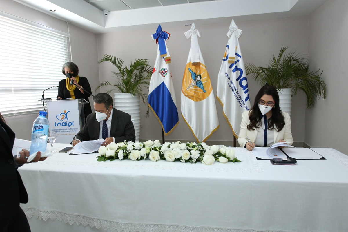 ​Marcos Díaz Guillén,  presidente de la Sociedad Dominicana de Pediatría y Kenia Lora, directora ejecutiva del INAIPI