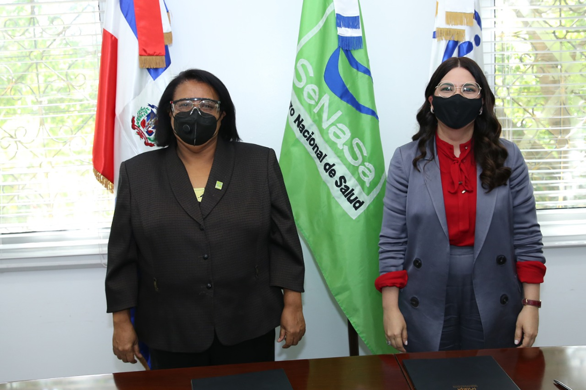 Mercedes Rodríguez Silver, directora ejecutiva de SeNaSa, y Kenia Lora, directora del INAIPI, durante la firma del acuerdo