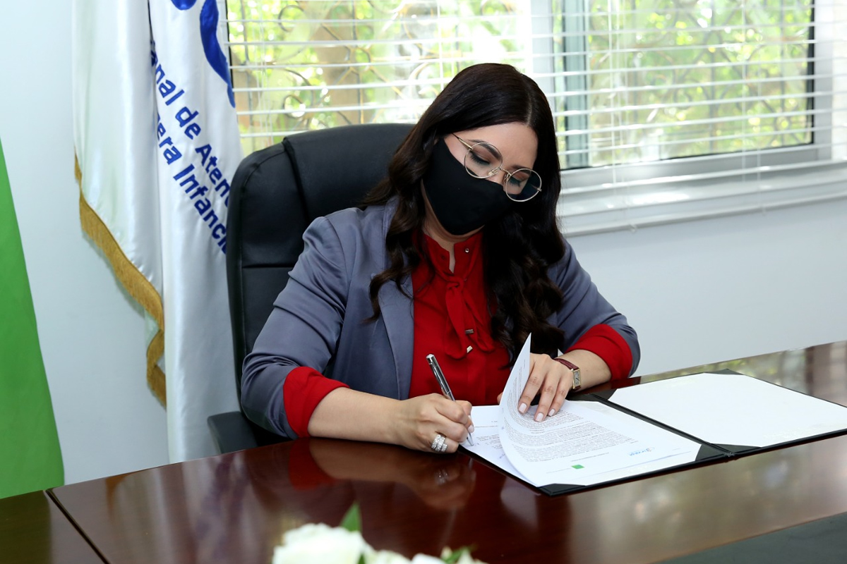 Mercedes Rodríguez Silver, directora ejecutiva de SeNaSa, y Kenia Lora, directora del INAIPI, durante la firma del acuerdo