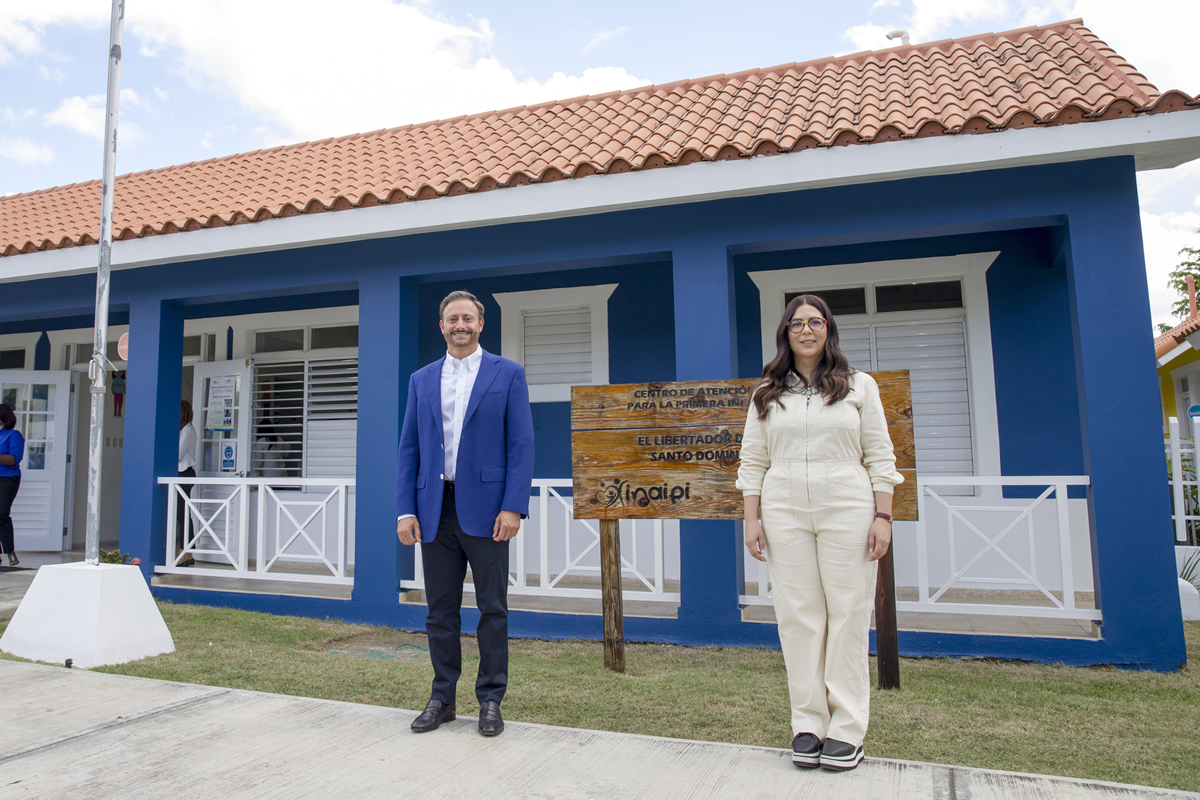 Procurador general de la República, Jean Alain Rodríguez, y Kenia Lora, directora ejecutiva INAIPI
