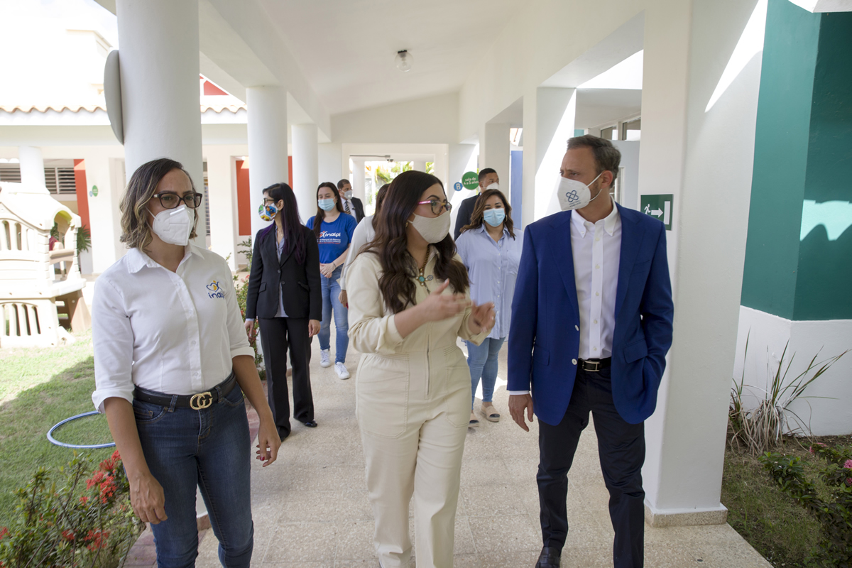 Procurador general de la República, Jean Alain Rodríguez, y Kenia Lora, directora ejecutiva INAIPI en la estancia infantil del sector de Herrera