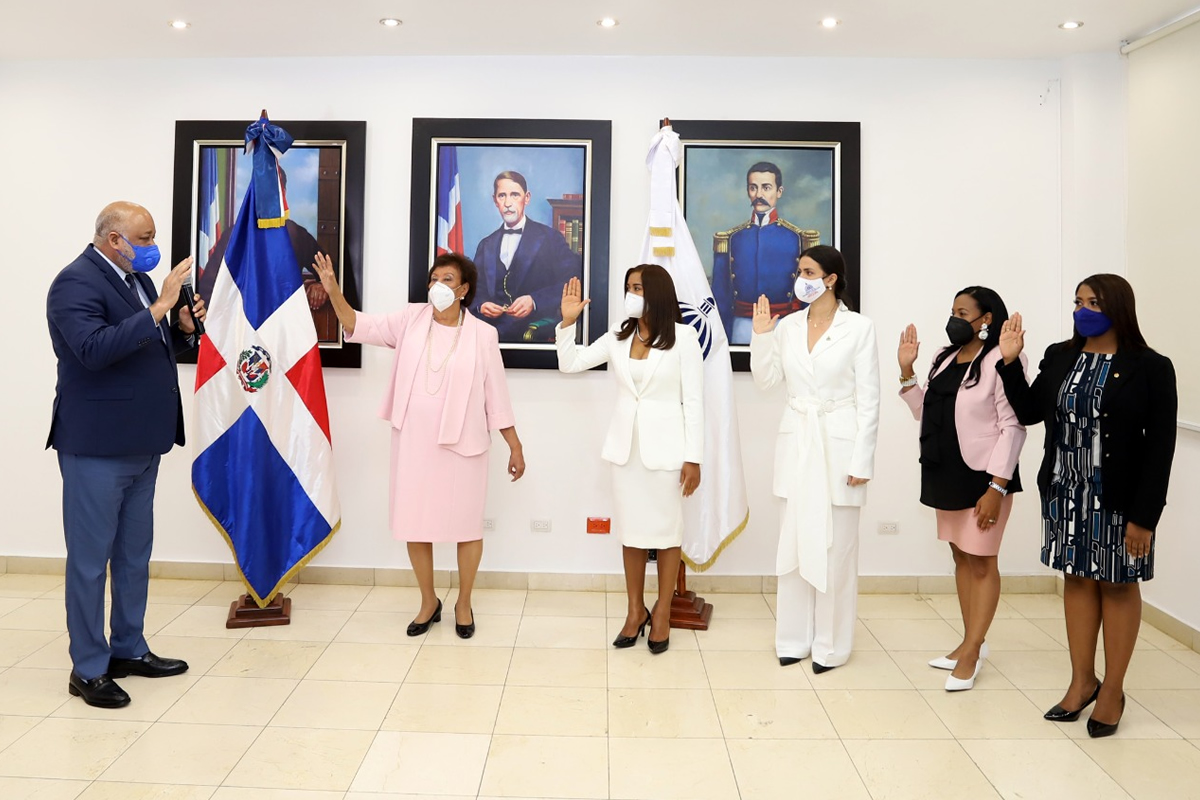 El Ministro de Educación, Roberto Fulcar, juramentó a Besaida María Manuela Santana Sierra de Báez, como nueva directora ejecutiva del Instituto Nacional de Atención Integral a la Primera Infancia (INAIPI)