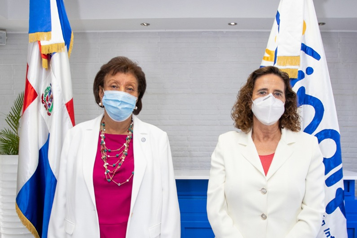 Besaida Santana, directora ejecutiva del INAIPI y Rosa Elcarte, representante de UNICEF en RD 