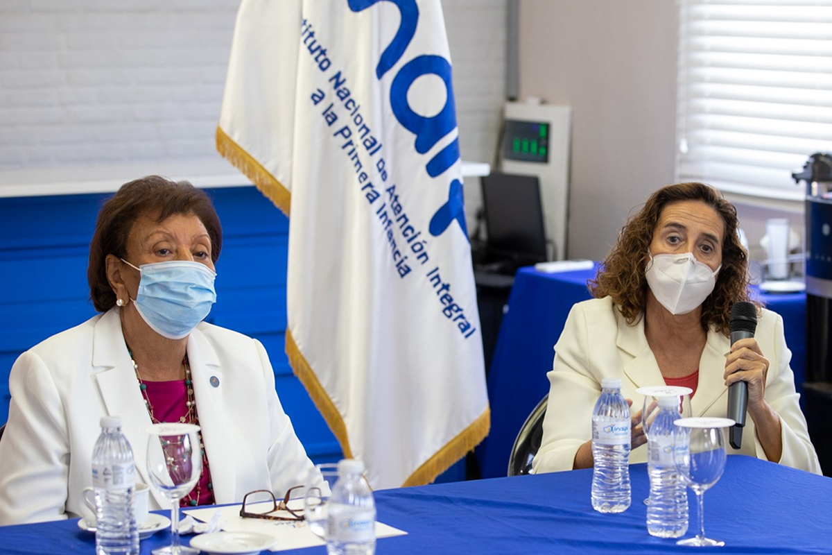 Besaida Santana, directora ejecutiva del INAIPI y Rosa Elcarte, representante de UNICEF en RD