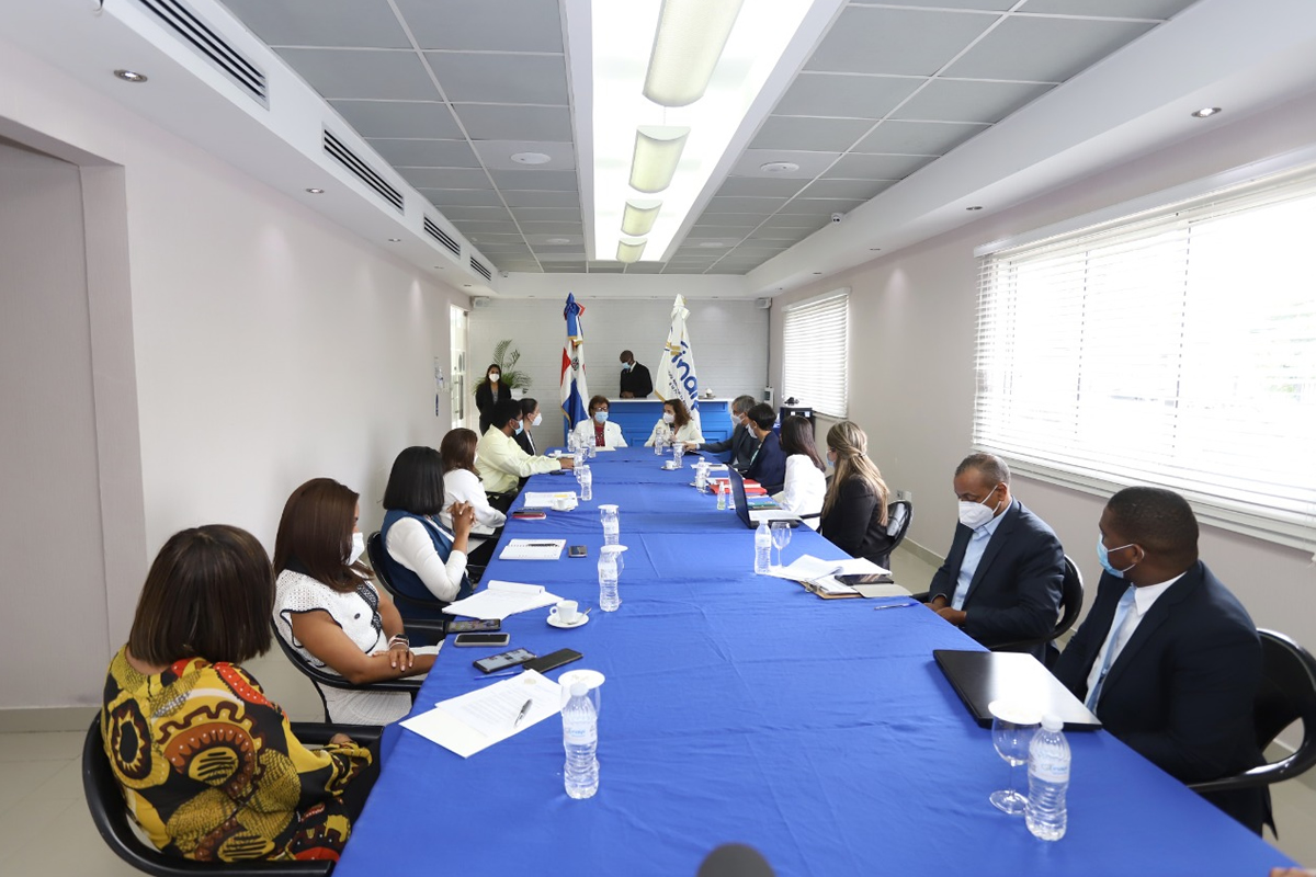 Colaboradores del INAIPI, encabezados por Besaida Santana, directora del INAIPI, reunidos con Rosa Elcarte, representante de UNICEF en RD