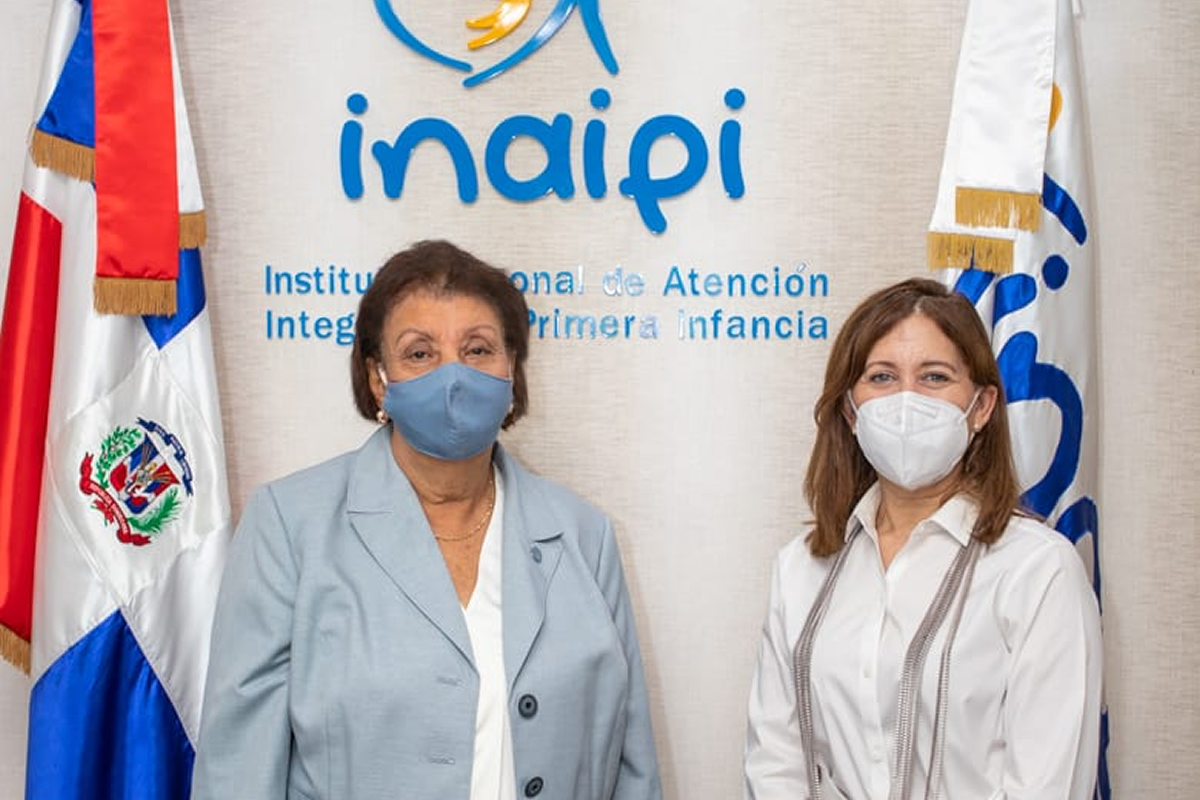 Besaida –Manola- Santana de Báez, directora del INAIPI y  Catalina Andújar Scheaker, represente de la OEI