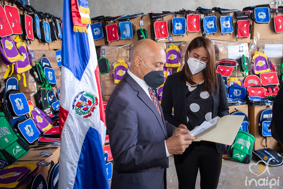 INAIPI recibe donación de útiles escolares confiscados por la DGA