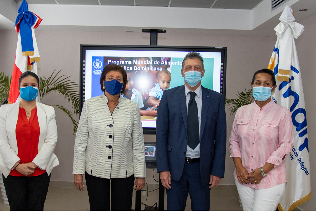 Elizabeth Fadul, oficial nacional del PMA; Besaida-Manola Santana de Baìez, directora ejecutiva del INAIPI; Romain Sirois, representante en el país del PMA y María Furcal, coordinadora de nutrición del PMA.