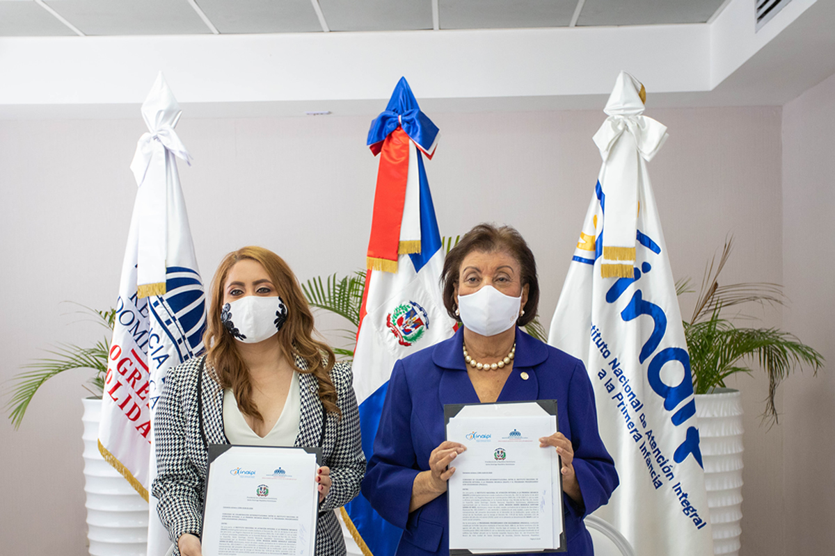 Besaida Manola Santana de Báez y Gloria Reyes, directoras ejecutiva y general del INAIPI y PROSOLI