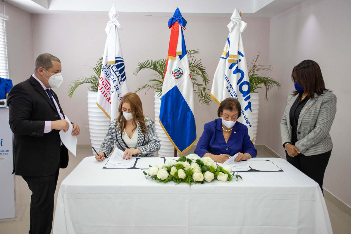 Besaida Manola Santana de Báez y Gloria Reyes, directoras ejecutiva y general del INAIPI y PROSOLI firman acuerdo