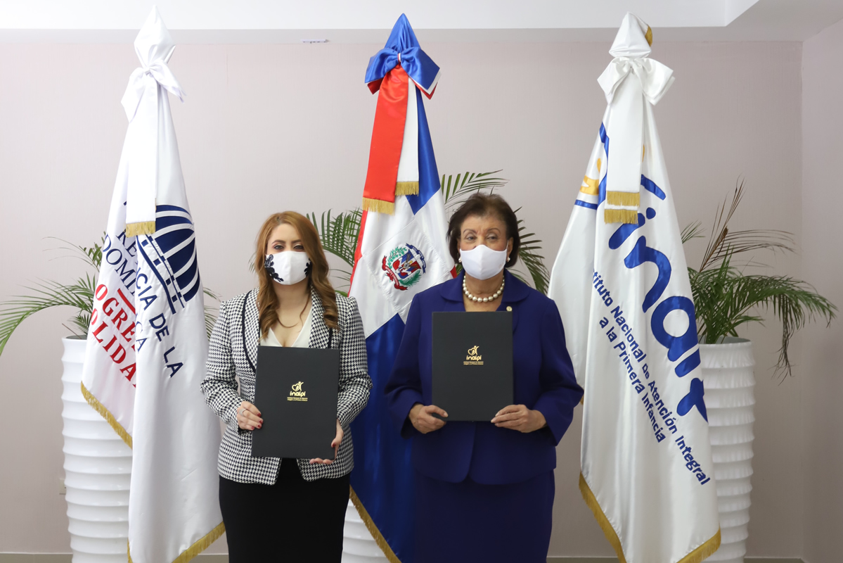 Besaida Manola Santana de Báez y Gloria Reyes, directoras ejecutiva y general del INAIPI y PROSOLI