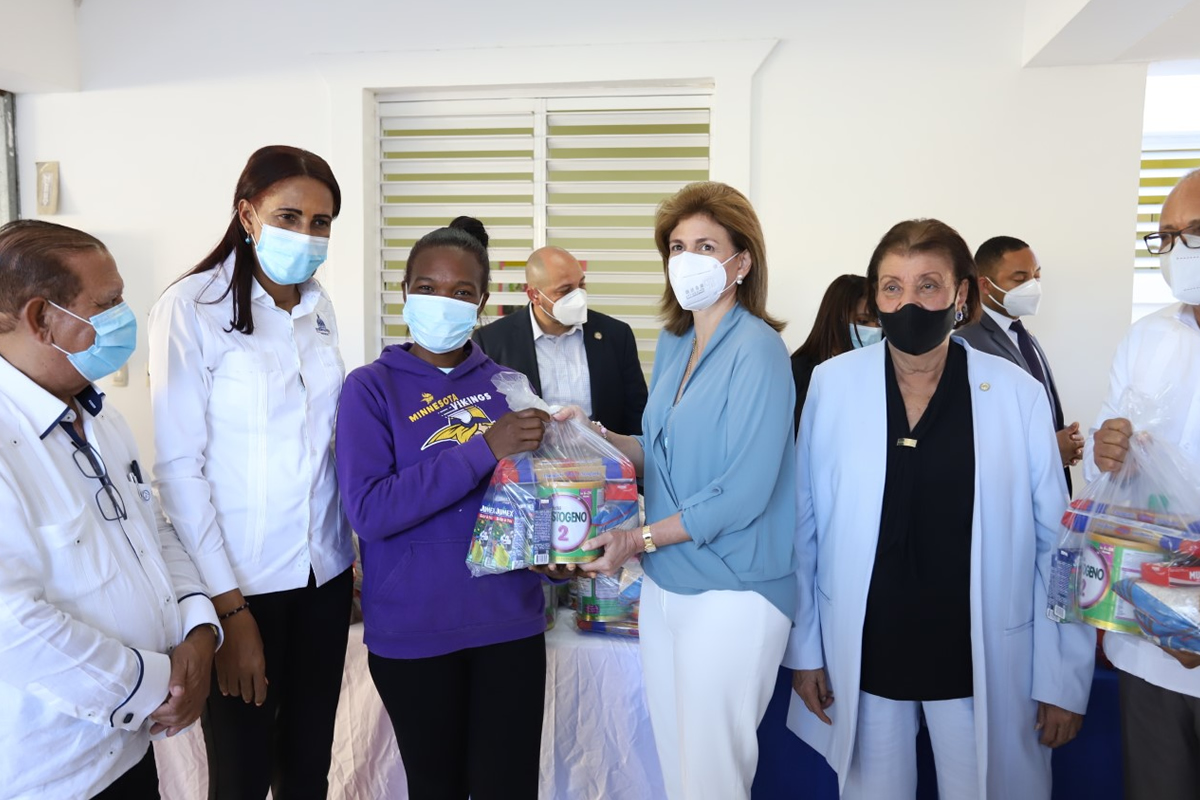 Besaida Manola Santana de Báez y Gloria Reyes, directoras ejecutiva y general del INAIPI y PROSOLI firman acuerdo