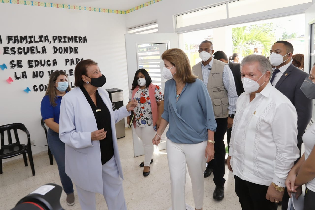 La vicepresidenta de la República Raquel Peña junto a la directora ejecutiva de INAIPI Besaida Manola Santana en recorrido CAIPI Higuey