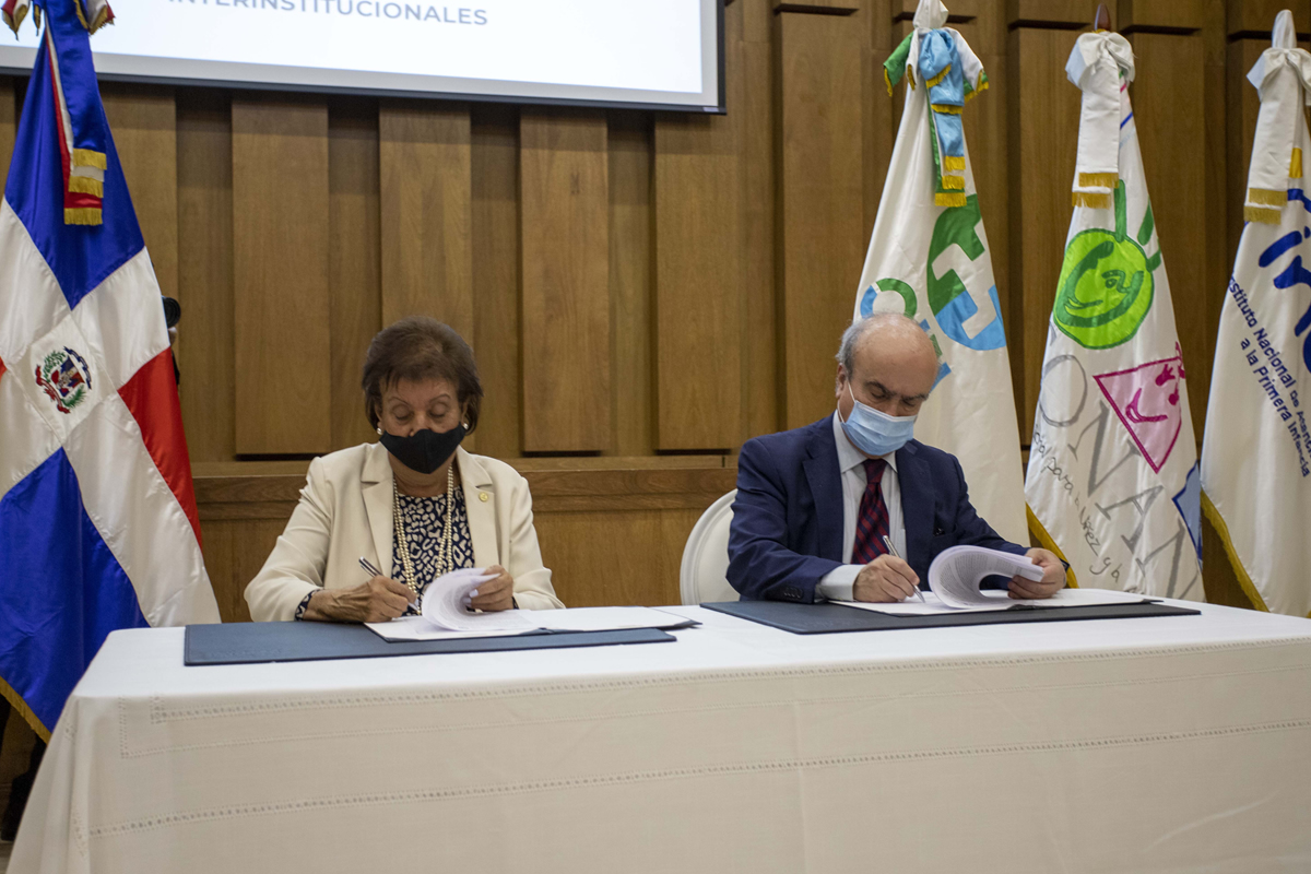 Mariano Jabonero, secretario general de la OEI y Besaida Manola Santana de Báez, directora de Inaipi firman acuerdo
