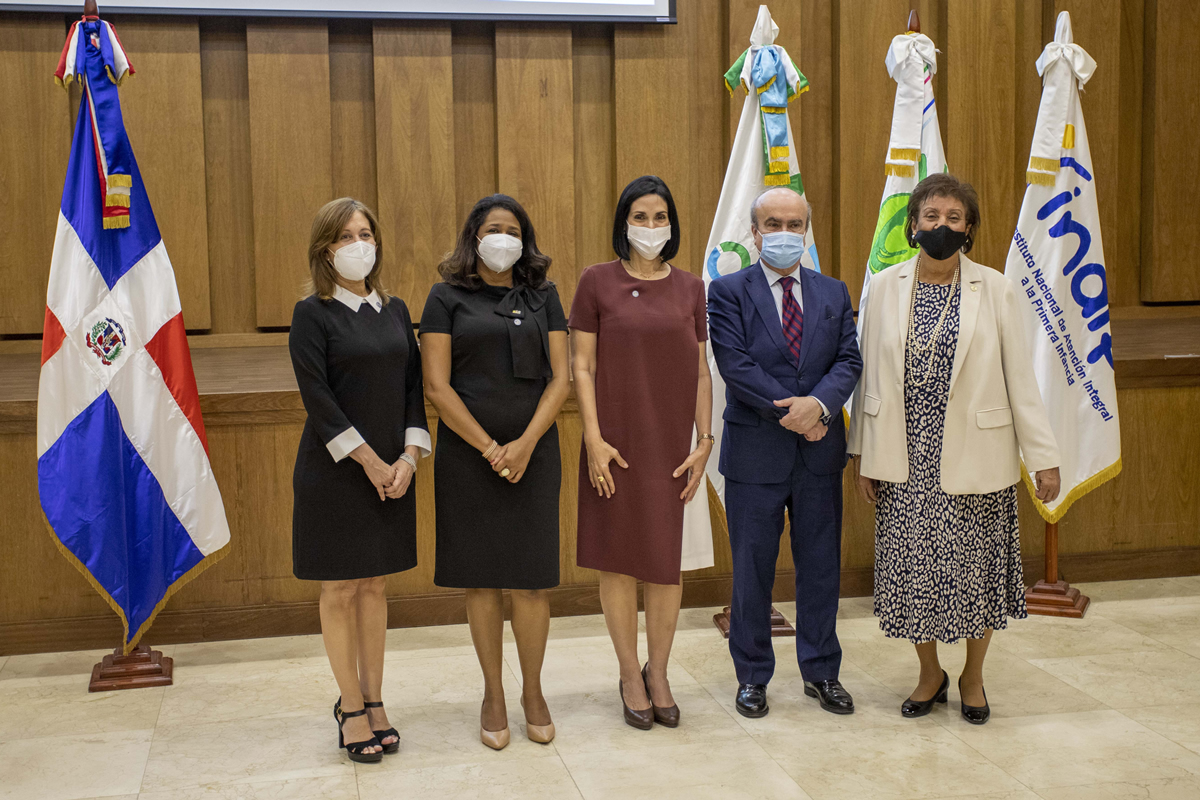 Catalina Andújar, representante de la OEI ; Paula Disla, presidenta del Conani; Raquel Arbaje, primera dama de la República; Mariano Jabonero, secretario general de la OEI y Besaida Manola Santana de Báez, directora de Inaipi