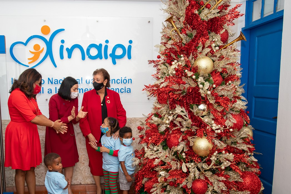 Raquel Arbaje y Besaida Santana de Báez dan la bienvenida a la Navidad en INAIPI