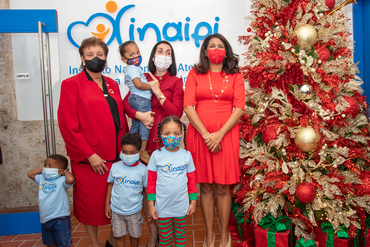 Niño, Besaida Manola Santana, directora del Inaipi, la primera dama Raquel Arbaje, niña y Paula Disla, directora de Conani, junto a niños y niñas del CAIPI del barrio Libertador, de Herrera.