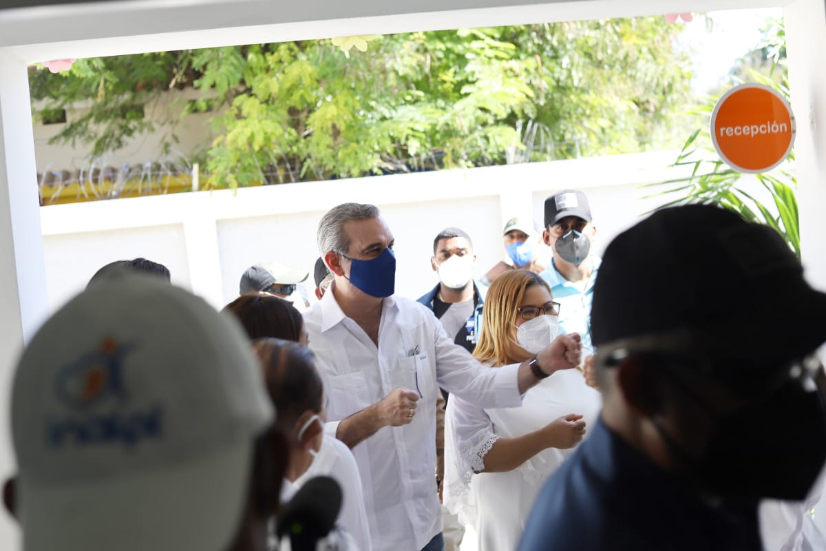 Presidente Luis Abinader visita Caipi en Azua 
