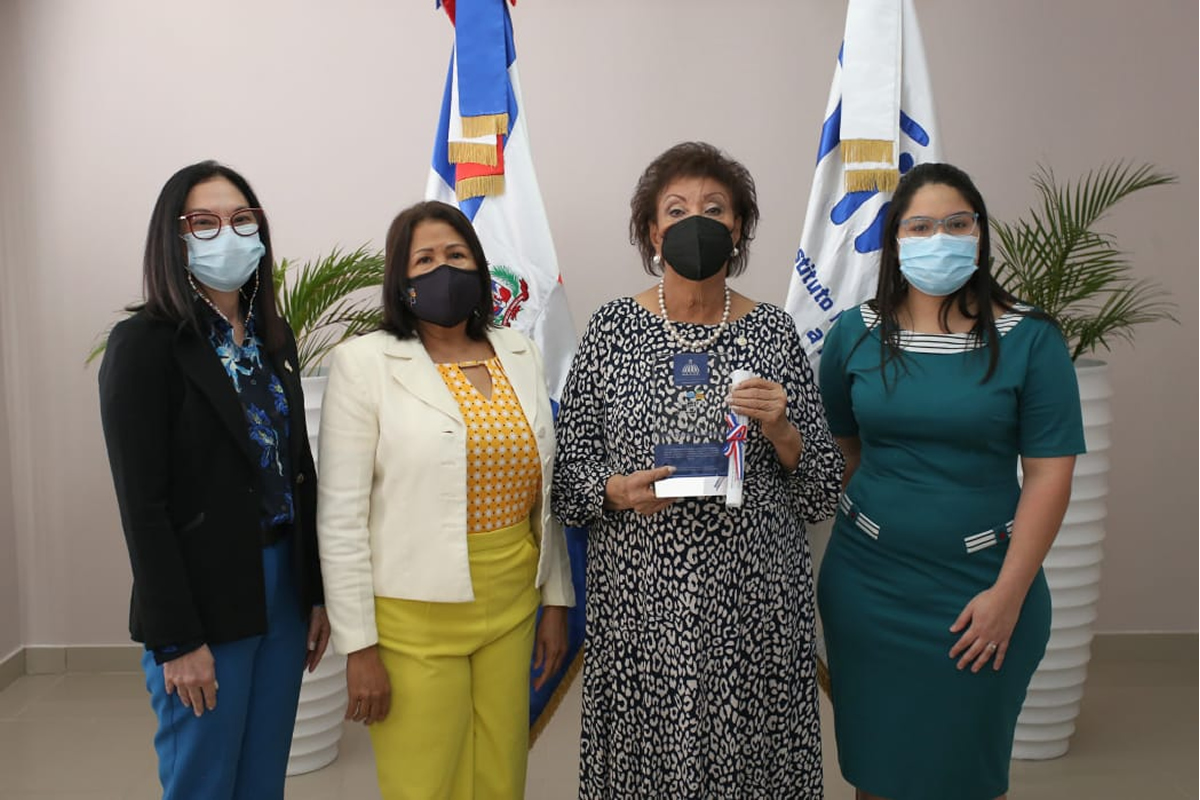 INAP reconoce la trayectoria como servidora pública de Besaida Manola Santana