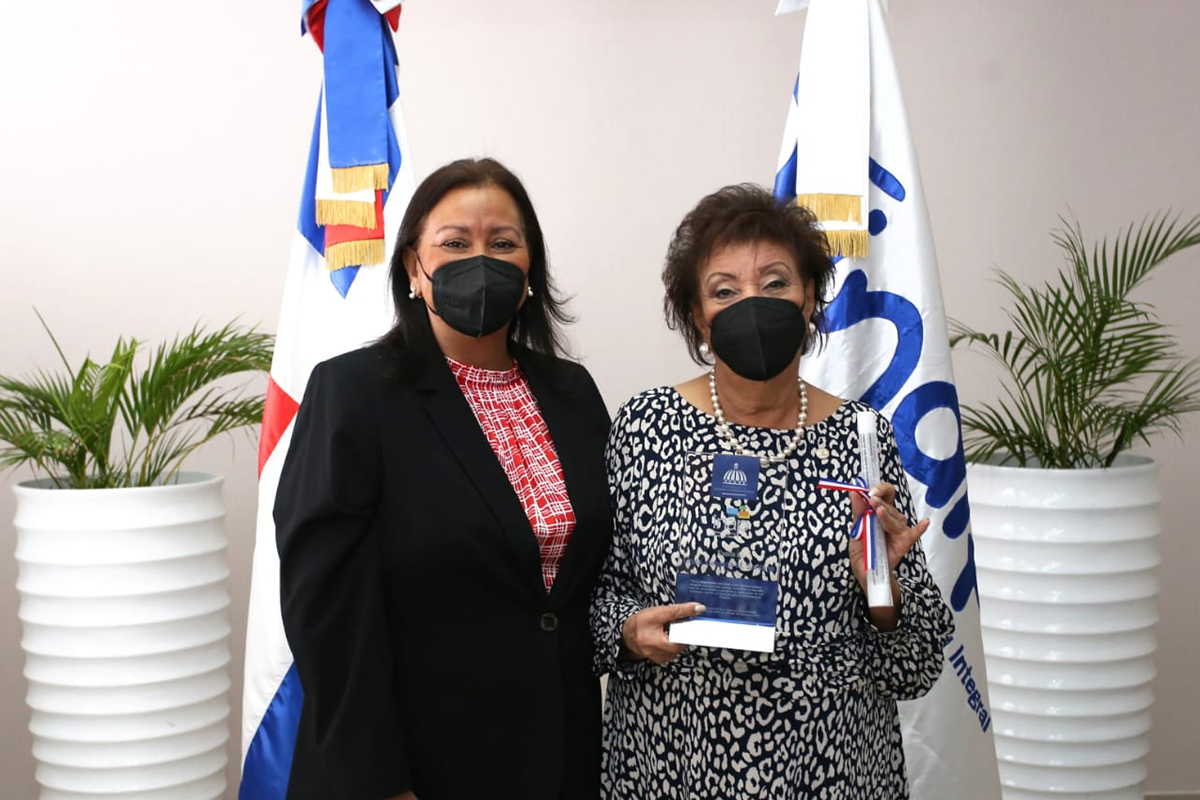 INAP reconoce la trayectoria como servidora pública de Besaida Manola Santana