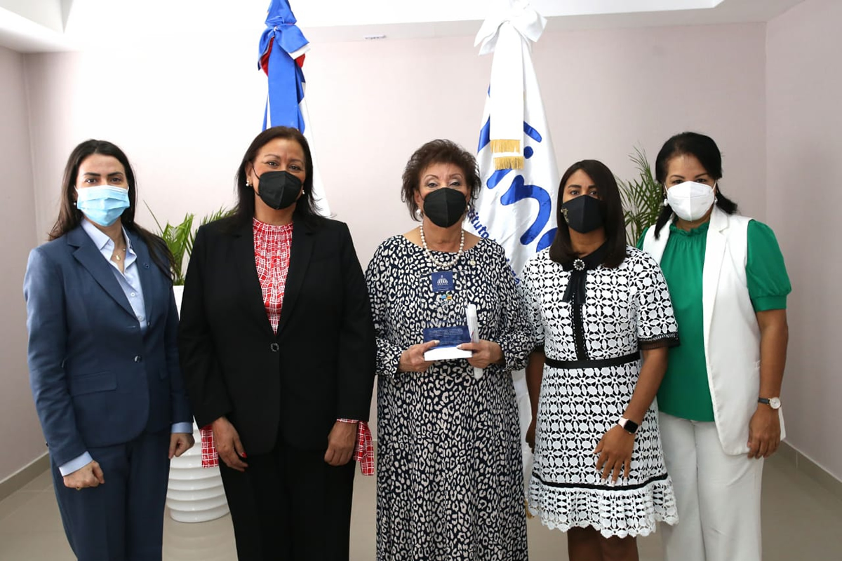 INAP reconoce la trayectoria como servidora pública de Besaida Manola Santana