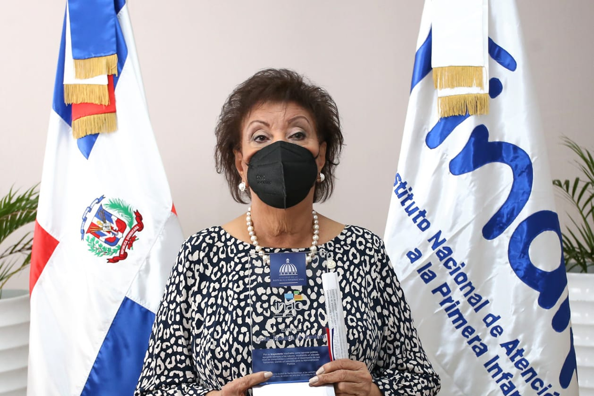 INAP reconoce la trayectoria como servidora pública de Besaida Manola Santana