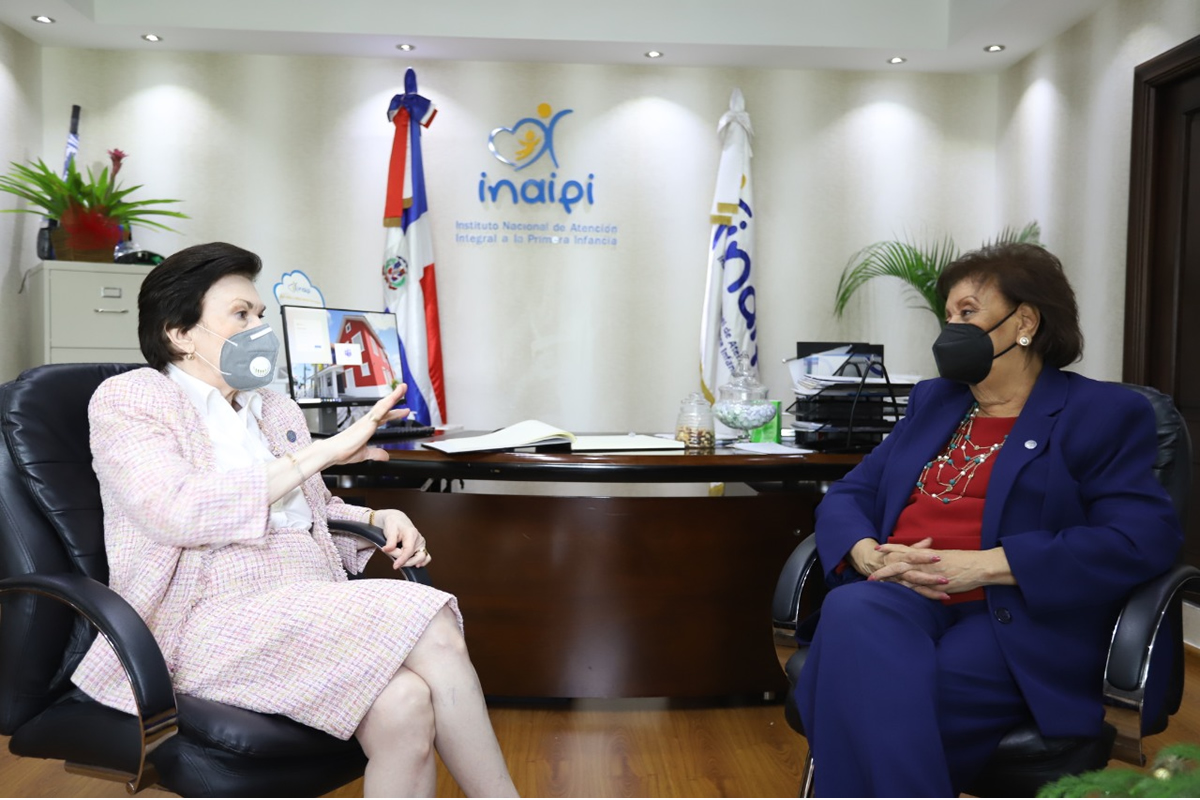 Besaida Manola Santana de Báez, Directora de INAIPI, junto a Sonia Guzmán Embajadora Dominicana en Washington