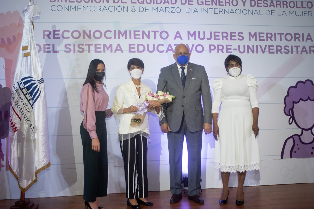 MINERD reconoce trabajo, pasión y entrega de doña Miriam Altagracia