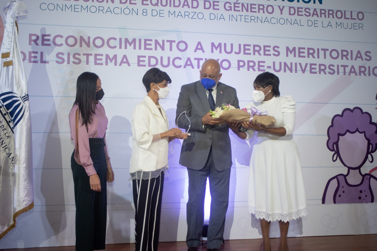 Miriam Altagracia López Jorge al recibir de manos del Ministro de Educación, Roberto Fulcar y la Directora de Género y Desarrollo del MINERD, Nirza Díaz, el reconocimiento. Les acompaña Dilia Stephany Ubiera Sosa, Directora de Gestión Humana del MINERD