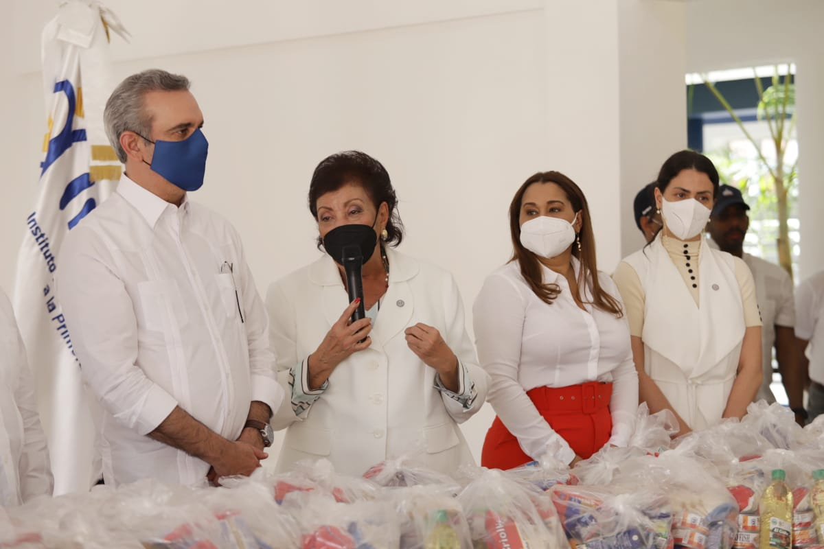 Presidente Luis Abinader, Besaida Santana, directora ejecutiva Inaipi; Mayra Jiménez, ministra de la Mujer y Yanett Rodríguez, subdirectora de Gestión Institucional.