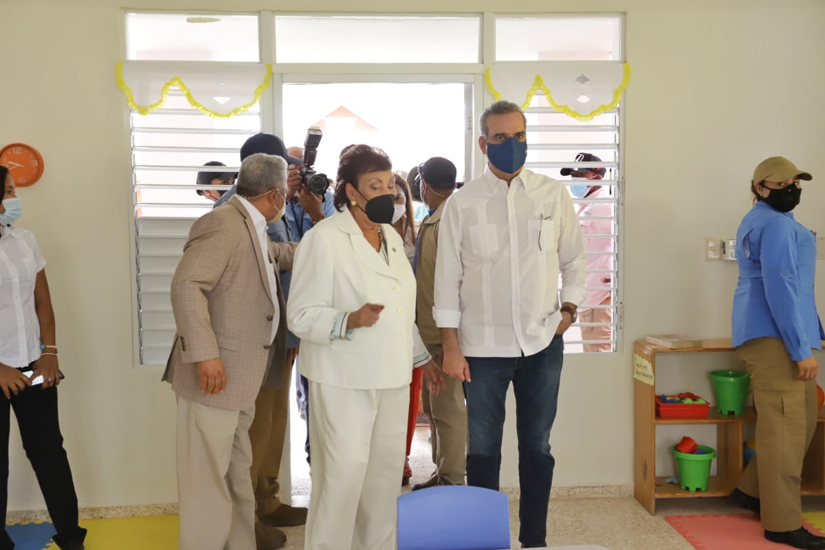 Besaida Santana, directora ejecutiva del Inaipi, muestra al presidente Luis Abinader las salas que componen en CAIPI Villa Flores. 