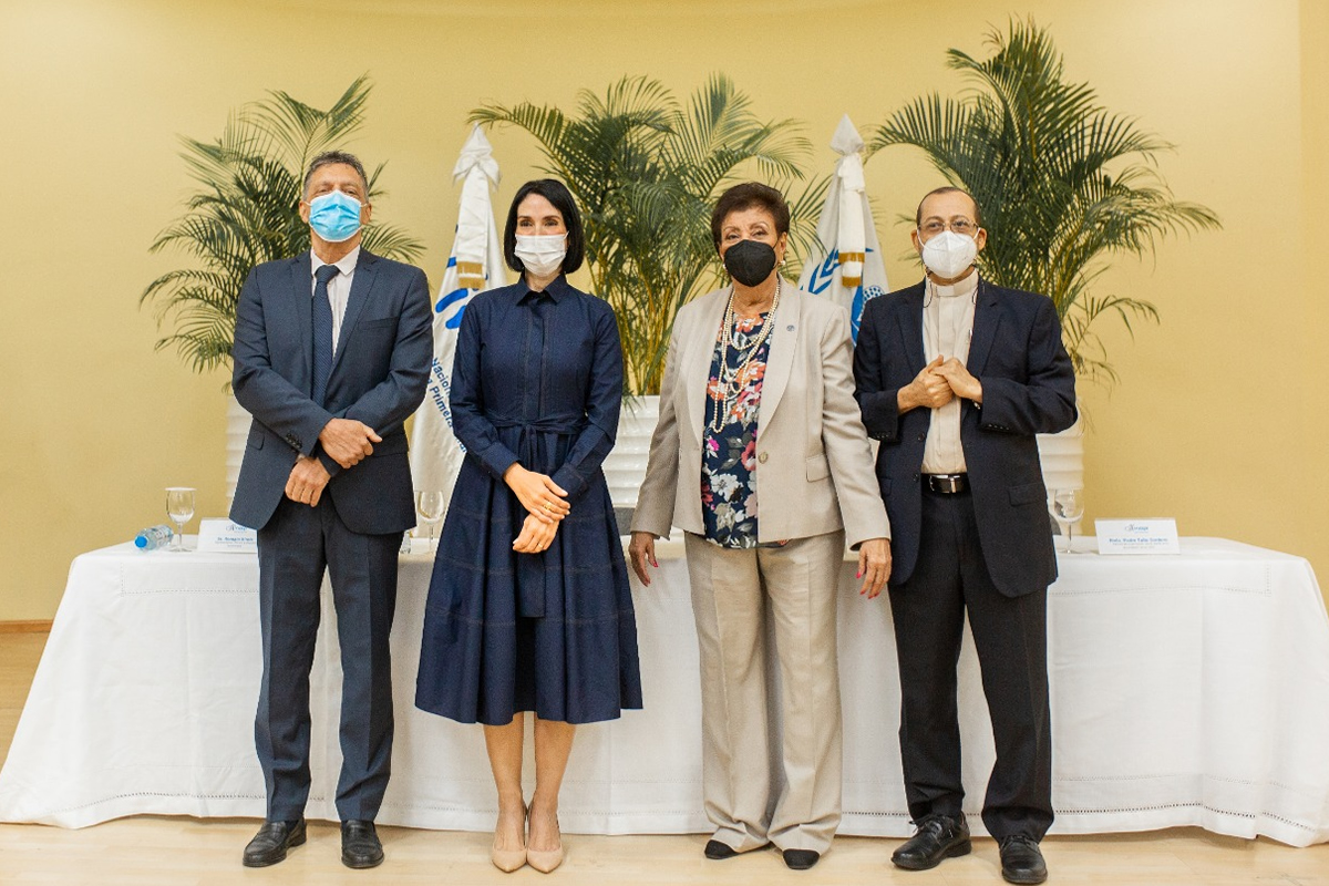 Sr. Romain Sirois, representante del PMA en el país; Raquel Arbaje de Abinader, primera dama de la república; Besaida Manola Santana de Báez, directora ejecutiva del Inaipi y el padre Tulio Cordero, párroco de la iglesia Santa María de la Anunciación.