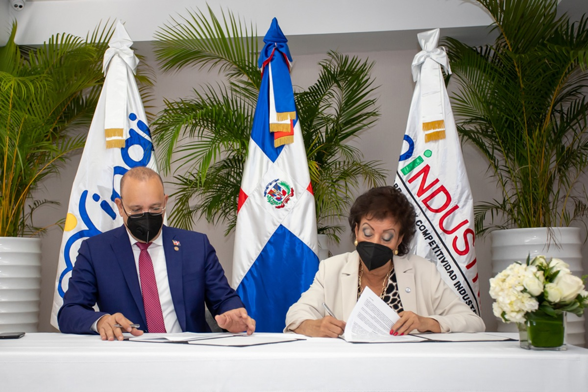 Directores de Inaipi y Proindustria, Besaida Manola Santana de Báez y Ulises Rodríguez.