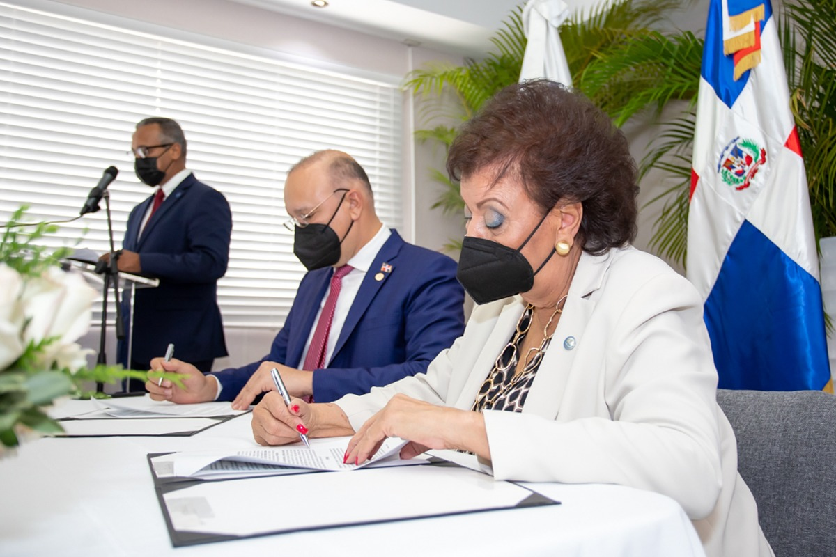 Titulares de Inaipi y Proindustria, Besaida Manola Santana de Báez y Ulises Rodríguez, firman acuerdo en beneficio de los niños y niñas cuyas familias laboran en zonas francas. 